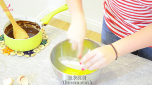 最简单的法式甜品做法——巧克力熔岩蛋糕的做法 步骤6