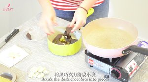 最简单的法式甜品做法——巧克力熔岩蛋糕的做法 步骤1