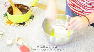最简单的法式甜品做法——巧克力熔岩蛋糕的做法 步骤5