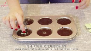 最简单的法式甜品做法——巧克力熔岩蛋糕的做法 步骤10