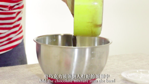 最简单的法式甜品做法——巧克力熔岩蛋糕的做法 步骤7