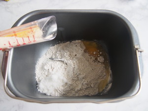 黑麦红枣核桃卷的做法 步骤2