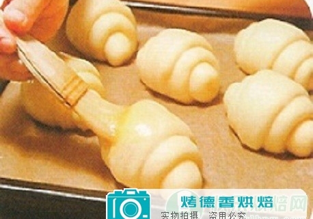 烘烤 面包制作的最后一个步骤