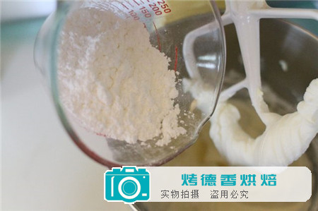 如何家庭制作美味的奶油乳酪糖霜