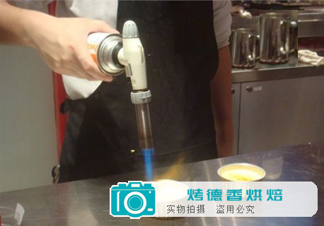 利用烘焙喷火枪制作焦糖布丁