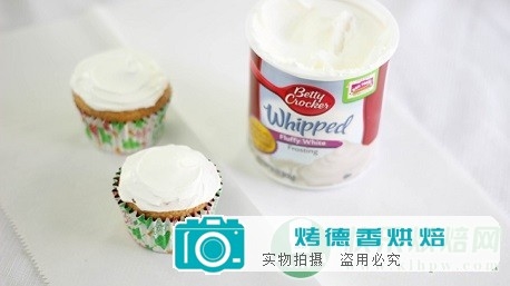 如何制作圣诞小精灵纸杯蛋糕