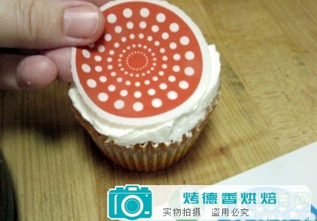 怎样使用蛋糕装饰糖纸
