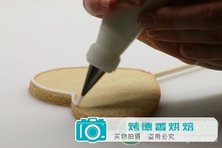 如何用蛋白糖霜装饰曲奇饼干