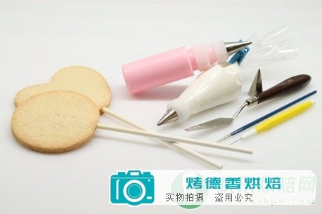 如何用蛋白糖霜装饰曲奇饼干