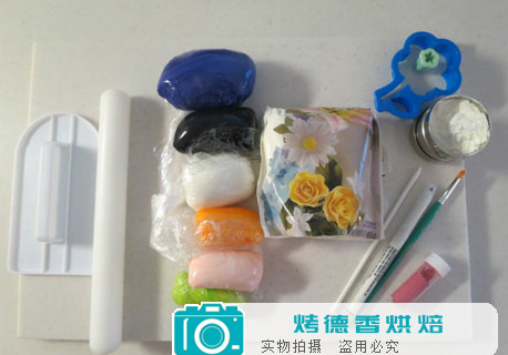 如何制作可爱小女巫蛋糕顶饰