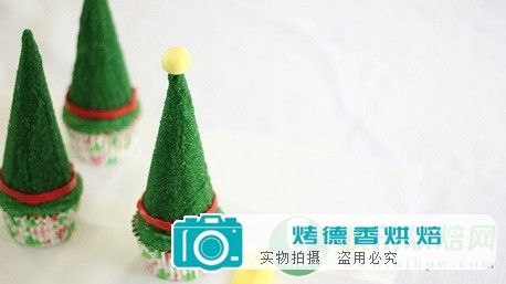 如何制作圣诞小精灵纸杯蛋糕