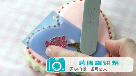 如何用型版喷刷技术装饰曲奇