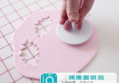 如何制作圣诞纸杯蛋糕花环