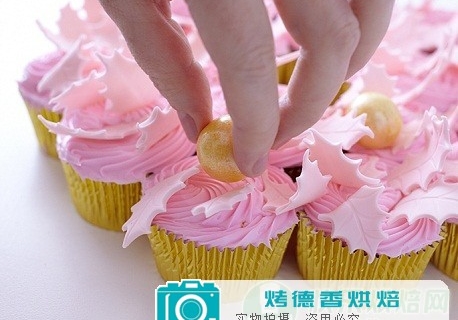 如何制作圣诞纸杯蛋糕花环