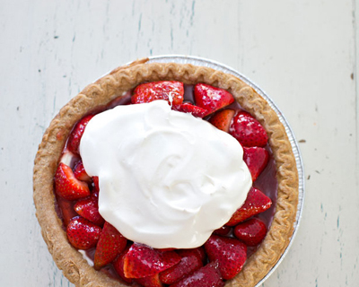 简易便捷的草莓双层奶油派制作方法