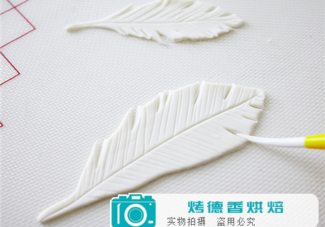 如何制作时尚大气的羽毛纸杯蛋糕