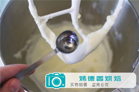 如何家庭制作美味的奶油乳酪糖霜