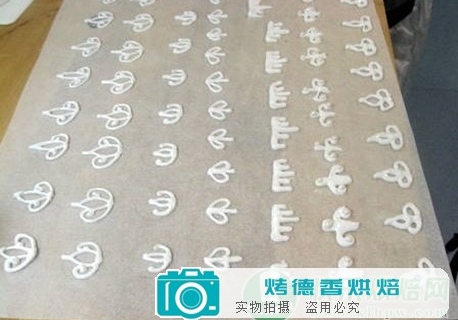 怎样用蛋白糖霜装饰姜饼屋