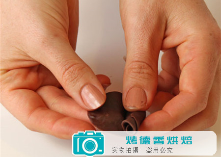 教你制作巧克力玫瑰花