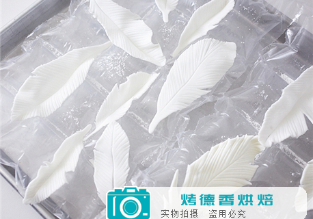 如何制作时尚大气的羽毛纸杯蛋糕