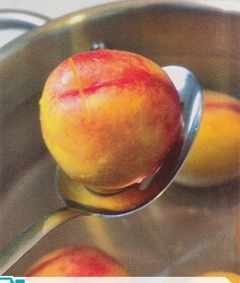 如何简易地给桃类水果削皮