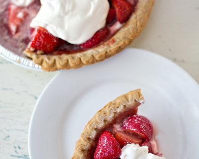 简易便捷的草莓双层奶油派制作方法