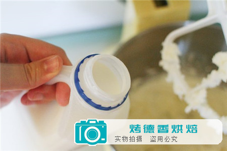 如何家庭制作美味的奶油乳酪糖霜