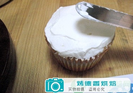 怎样使用蛋糕装饰糖纸