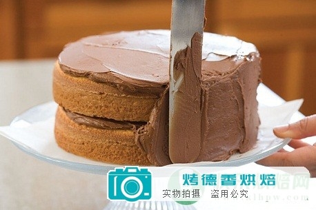 五步让你顺利完成夹心蛋糕的涂霜