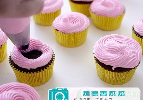 如何制作圣诞纸杯蛋糕花环