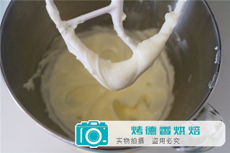 如何家庭制作美味的奶油乳酪糖霜