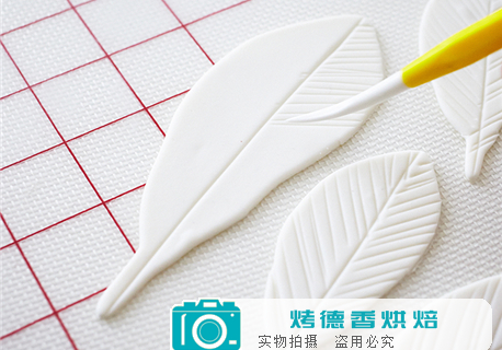 如何制作时尚大气的羽毛纸杯蛋糕