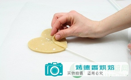 爱心曲奇棒棒糖的简易做法