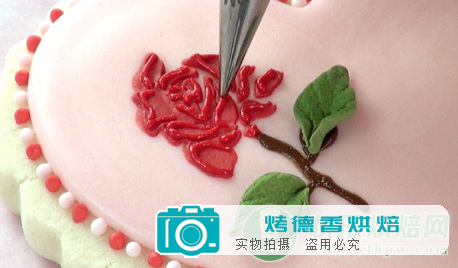 如何用型版喷刷技术装饰曲奇