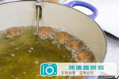甜甜圈的油炸烘焙技术