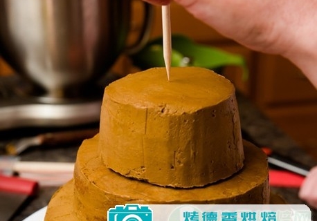 怎样用纸杯蛋糕装饰多层蛋糕