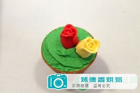 如何制作纸杯蛋糕鲜花盆栽