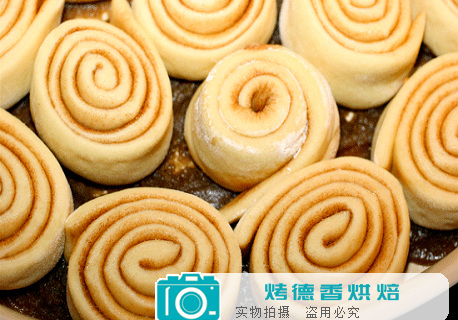 教你制作美味的香草芝士糖霜肉桂面包卷