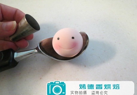 如何制作可爱小女巫蛋糕顶饰