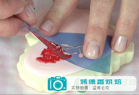 如何用型版喷刷技术装饰曲奇