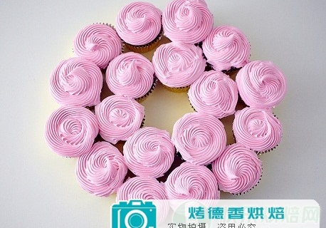 如何制作圣诞纸杯蛋糕花环