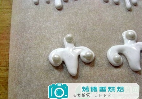 怎样用蛋白糖霜装饰姜饼屋