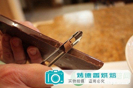 如何制作巧克力卷屑