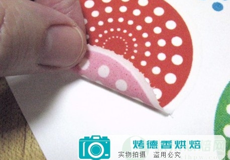 怎样使用蛋糕装饰糖纸