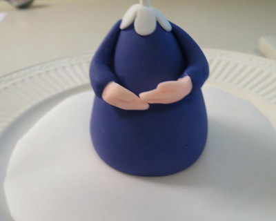 如何制作可爱小女巫蛋糕顶饰