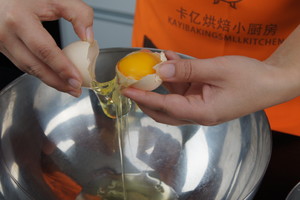 8寸戚风蛋糕（嵌入式烤箱）烘焙食谱