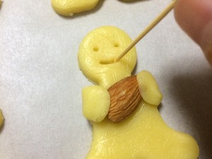抱杏仁的呆萌小光头饼干制作方法