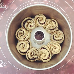 黑芝麻碧根果花朵面包 制作方法