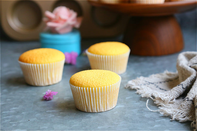 全蛋法打发原味海绵杯子蛋糕制作方法