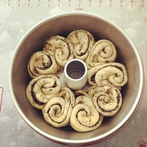 黑芝麻碧根果花朵面包 制作方法